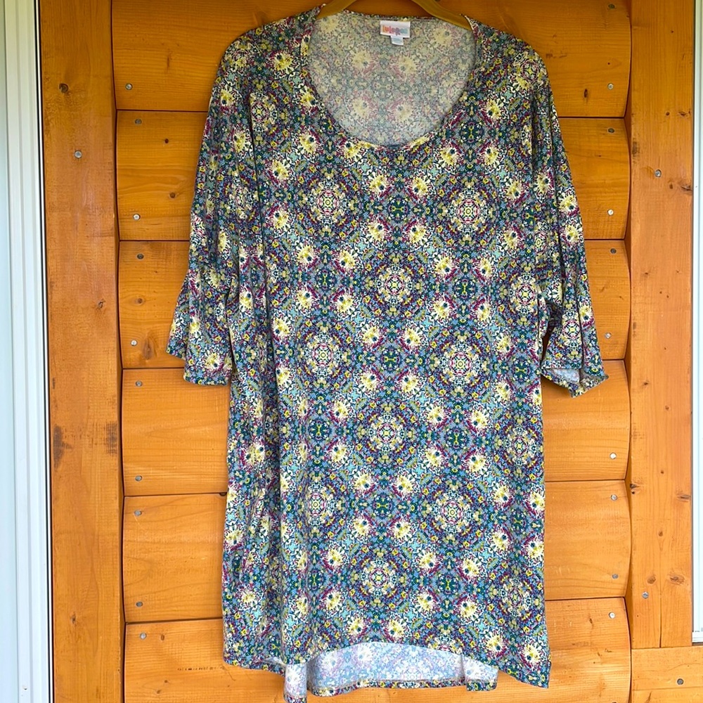LuLaRoe Hi-lo hem Printed Tee shirt Oversized Plus size 2XL. LIKE NEW! - Picture 2 of 6